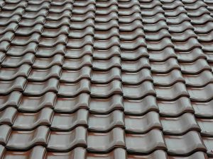 Read more about the article Jak skutecznie konserwować poszycie dachowe?